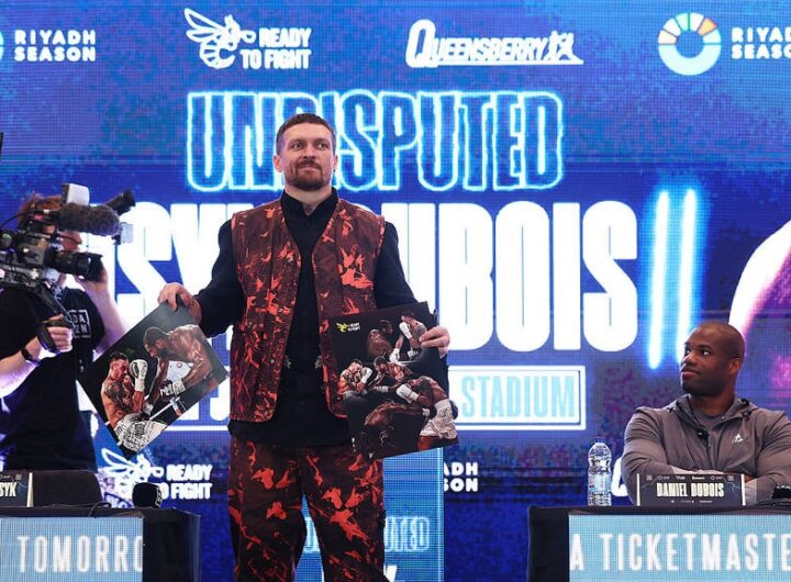 Новини спорту - Дюбуа підписав для Усика фото зі скандальним ударом у першому бою
