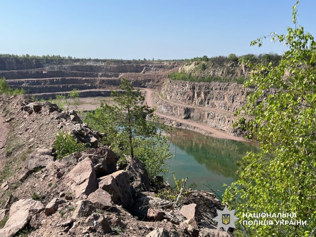 Новини України - Поліція заблокувала роботу підсанкційних кар’єрів і заводів