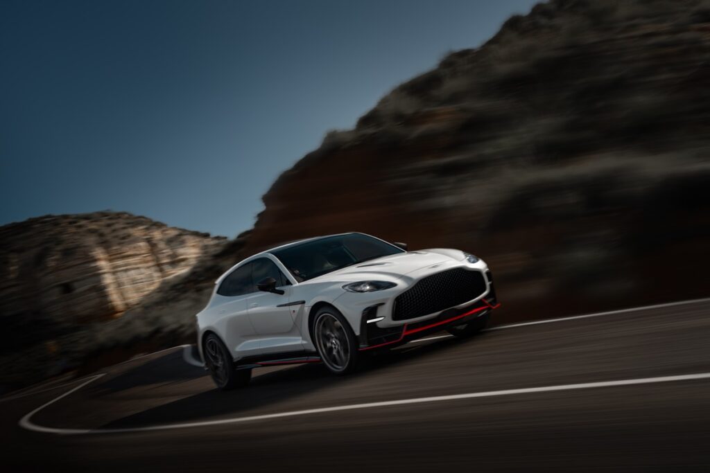 Авто новини - Aston Martin показала найпотужніший кросовер у світі
