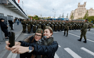 Новини світу - До Москви на парад приїдуть п’ять депутатів Європарламенту - ЗМІ
