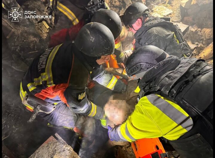 У Запоріжжі рятувальники ліквідовують наслідки масованого ворожого обстрілу