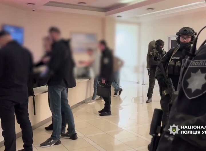Привласнили кошти однієї з найбільших нафтопереробних компаній України: поліція провела 50 обшуків