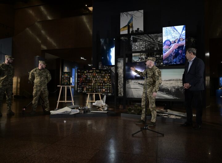 Новини України - Командир 225 ОШП передав Музею війни унікальні трофеї
