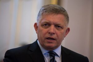 Новини світу - Літак з Фіцо приземлився в Москві