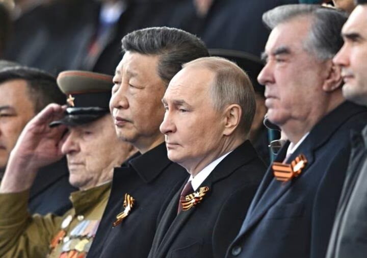 Новини політики - Маски скинуті: навіщо Сі Цзиньпін підтримав Путіна 9 травня