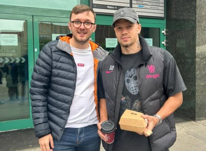 Новини спорту - Мудрик поділився фото з медаллю Ліги конференцій