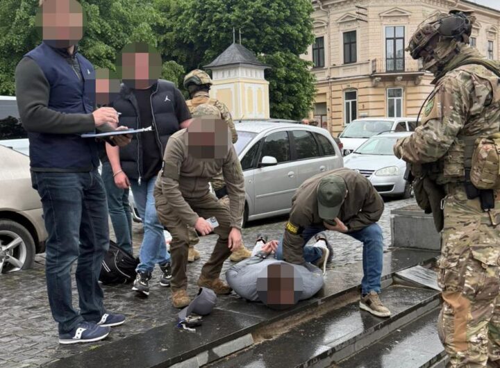 Новини України - На Буковині затримали правоохоронця за організацію схеми для ухилянтів