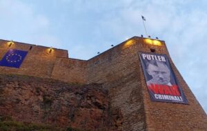 Новини світу - На кордоні з Росією вивісили плакат з "Путлером"