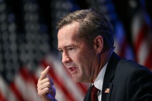 Новини світу - Радник Трампа Волц пішов з посади - ЗМІ