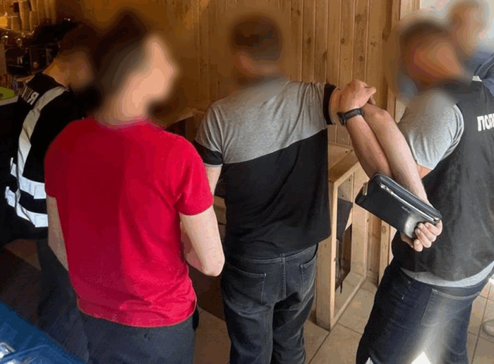 Новини України - Шахрай виманював гроші у матері загиблого воїна, переконуючи, що син живий
