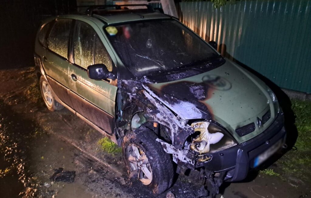 Новини України - У Бердичеві підпалили два військових автомобілі