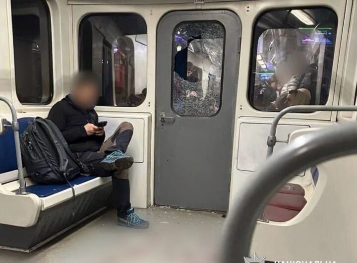Новини Києва - У Києві п'яний хлопець розбив скло у вагоні метро