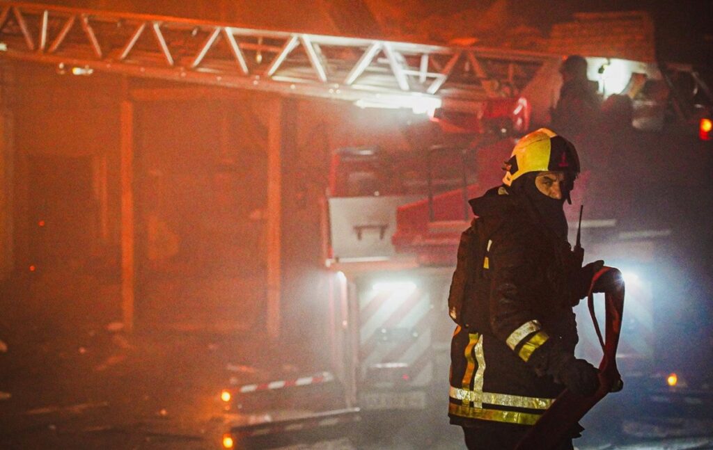 Новини Києва - У Києві уламки дронів вцілили у житловий будинок
