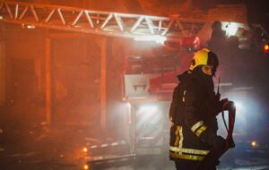 Новини Києва - У Києві уламки дронів вцілили у житловий будинок