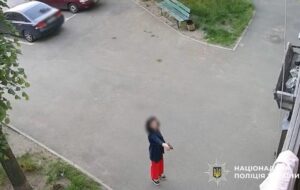 Новини Києва - У Києві жінка стріляла по дверях багатоповерхівки