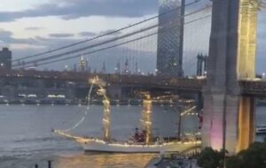 Новини світу - У Нью-Йорку мексиканське судно врізалося у міст