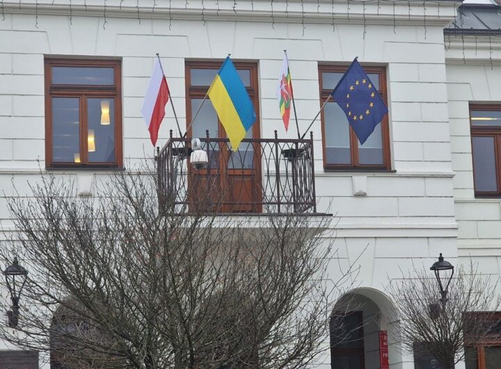 Новини світу - У Польщі зірвали прапор України на мітингу проросійського політика