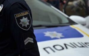 Новини України - У Рівному школярка після зауваження ударила вчителя циркулем