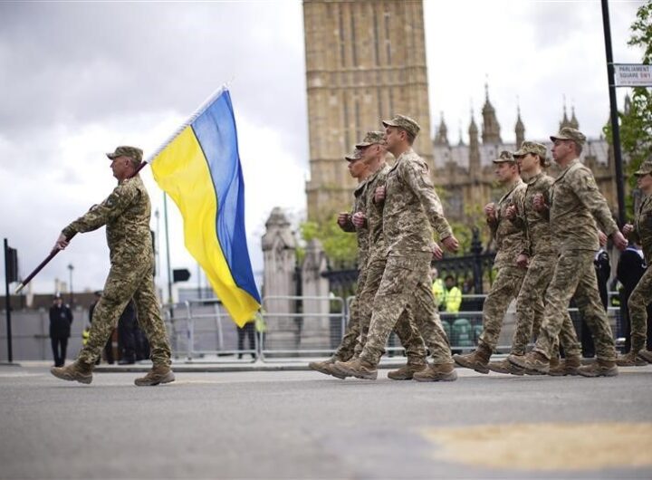 Новини світу - Українські воїни під оплески крокували на параді в Лондоні