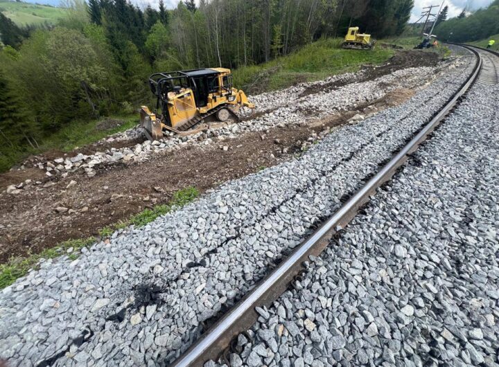 Новини України - УЗ відновлює інфраструктуру у Карпатах, де стався провал грунту