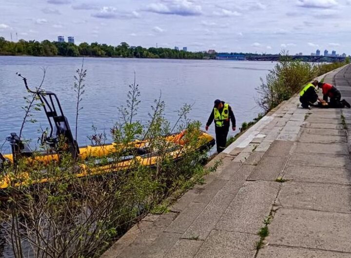 Новини Києва - В Києві жінка впала в Дніпро з Пішохідного мосту