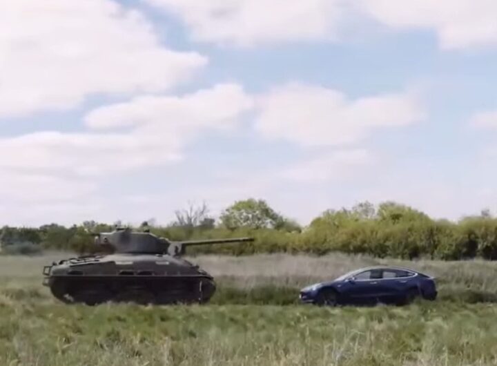 Новини світу - Ветеран Другої світової танком переїхав авто Tesla