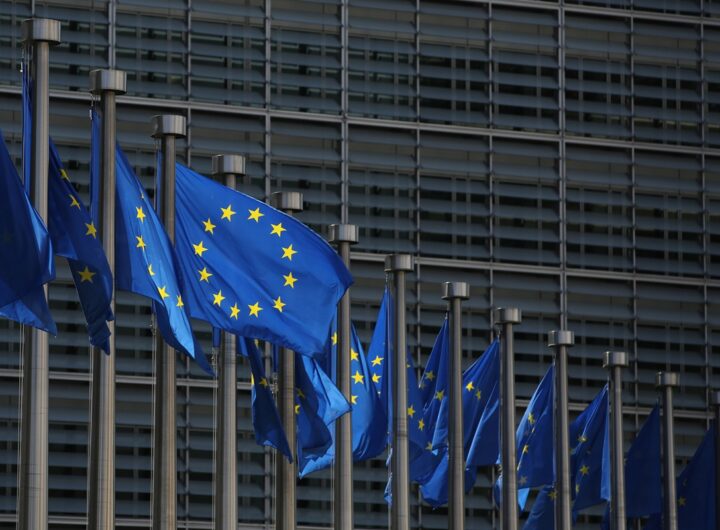 Новини світу - Єврокомісія представила план відмови від енергоносіїв РФ