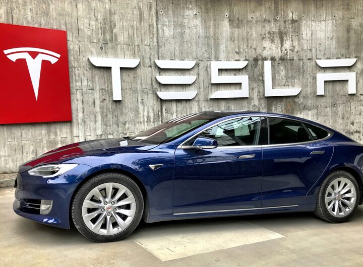 Новини бізнесу - Акції Tesla падають на тлі суперечки Маска з Трампом
