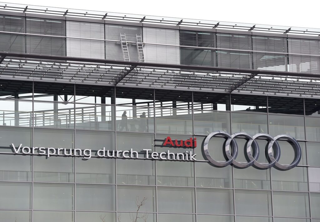 Авто новини - Audi офіційно відмовилася від планів випускати тільки електромобілі