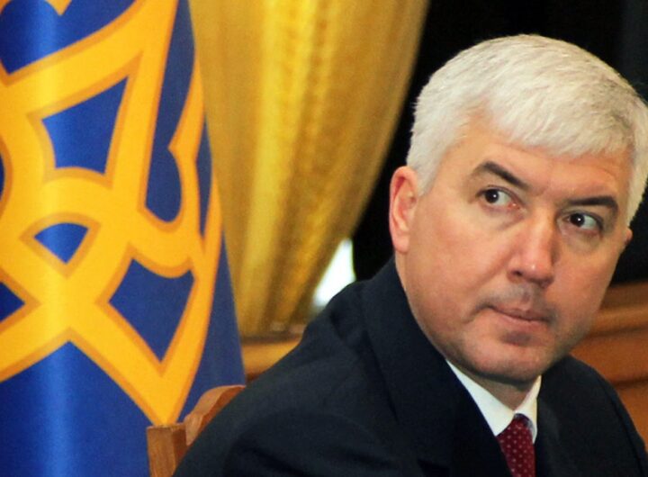 Новини України - Ексміністрів оборони України підозрюють у зраді