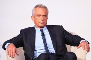 Новини світу - Кеннеді-молодший звільнив усіх членів комітету з питань вакцинації у США