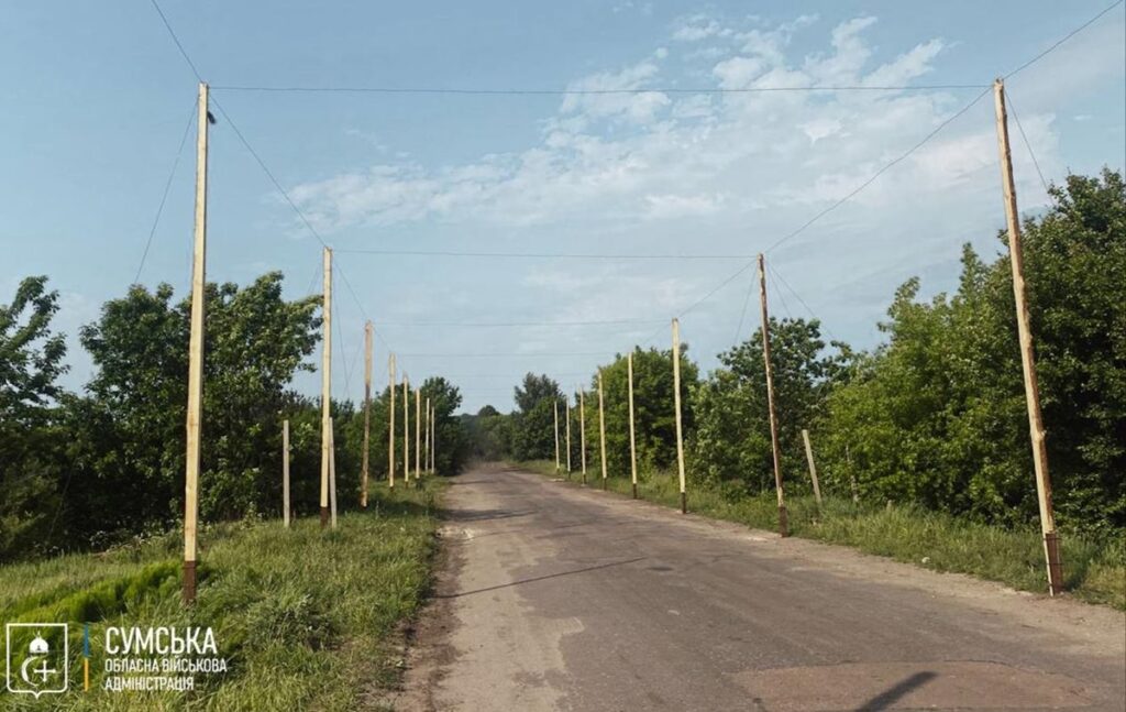 Новини України - На Сумщині над дорогами натягують антидронові сітки