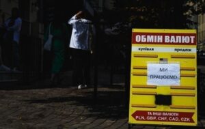 Новини бізнесу - Нацбанк знизив курс гривні відносно долара і євро