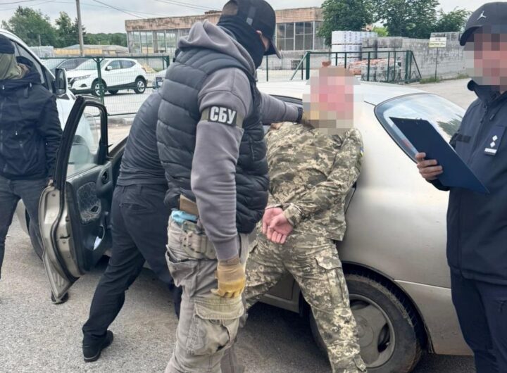 Новини України - Правоохоронець намагався "вивезти" ухилянта на надувному матраці