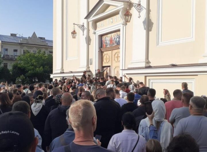 Новини України - Сутичка між вірянами під собором у Чернівцях: стали відомі деталі