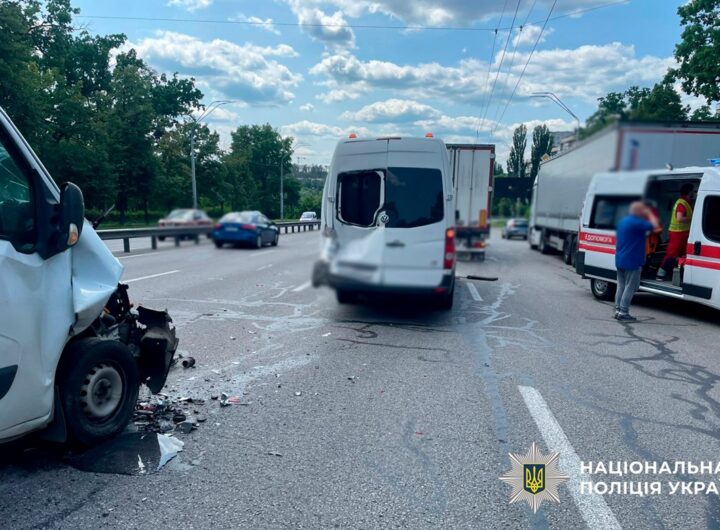 Новини Києва - У Києві мікроавтобус протаранив авто, постраждали діти