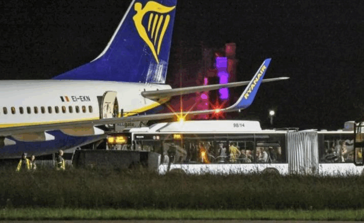 Новини світу - У Німеччині літак Ryanair здійснив екстрену посадку, 9 постраждалих