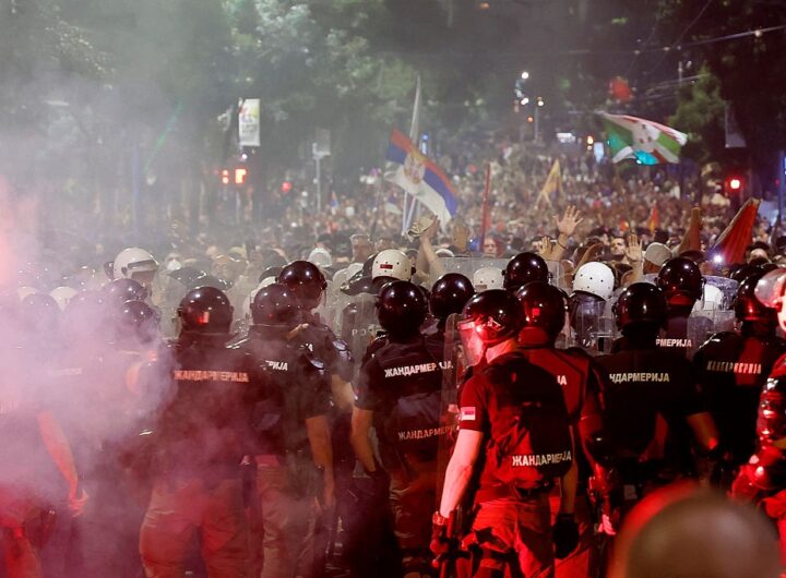 Новини світу - В Сербії спалахнули масові протести, що переросли в сутички
