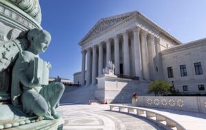Новини світу - Верховний суд США заборонив нижчим судам блокувати укази Трампа