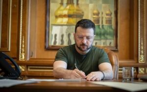 Новини України - Зеленський підписав закон щодо зарплат чиновників