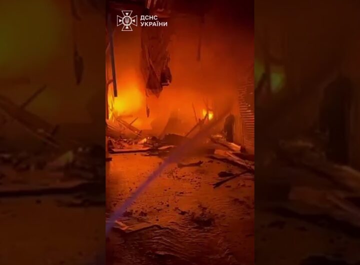 На території ринку “Привоз” рятувальники ліквідували пожежу, що виникла внаслідок російських ударів.