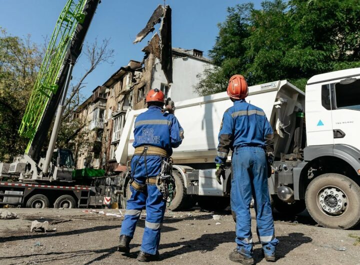 На місцях російських ударів у Києві працюють понад 700 поліцейських та рятувальників