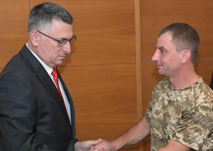 Новини України - Глава МЗС Ізраїлю зустрівся з бійцем ЗСУ, що втратив сім'ю через удар Ірану