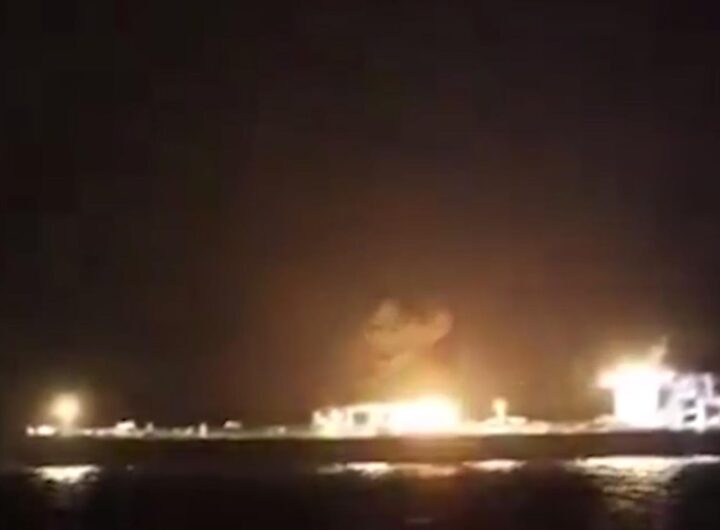 Новини світу - Хусити потопили балкер у Червоному морі