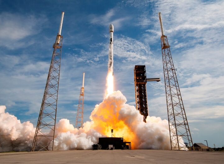 Технології - Компанія SpaceX запустила у космос два супутники зв’язку
