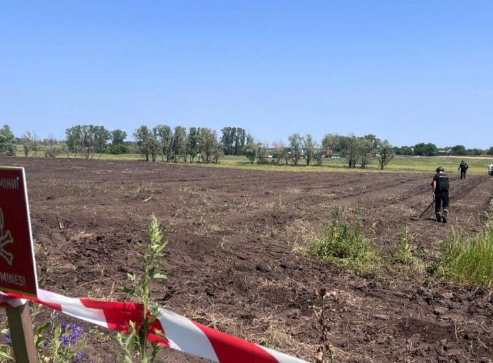 Новини України - На Херсонщині росіяни скинули вибухівку на комбайн, є постраждалий - ОВА