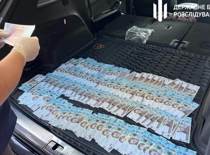 Новини України - Посадовця податкової на Хмельниччині зловили на хабарі
