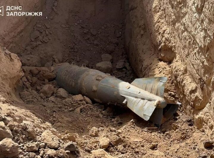 Новини України - Росіяни скинули бомбу на пам'ятник льотчику на Запоріжжі - соцмережі