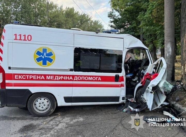 Новини України - У Дніпрі "швидка" врізалась у стовп, загинув медик