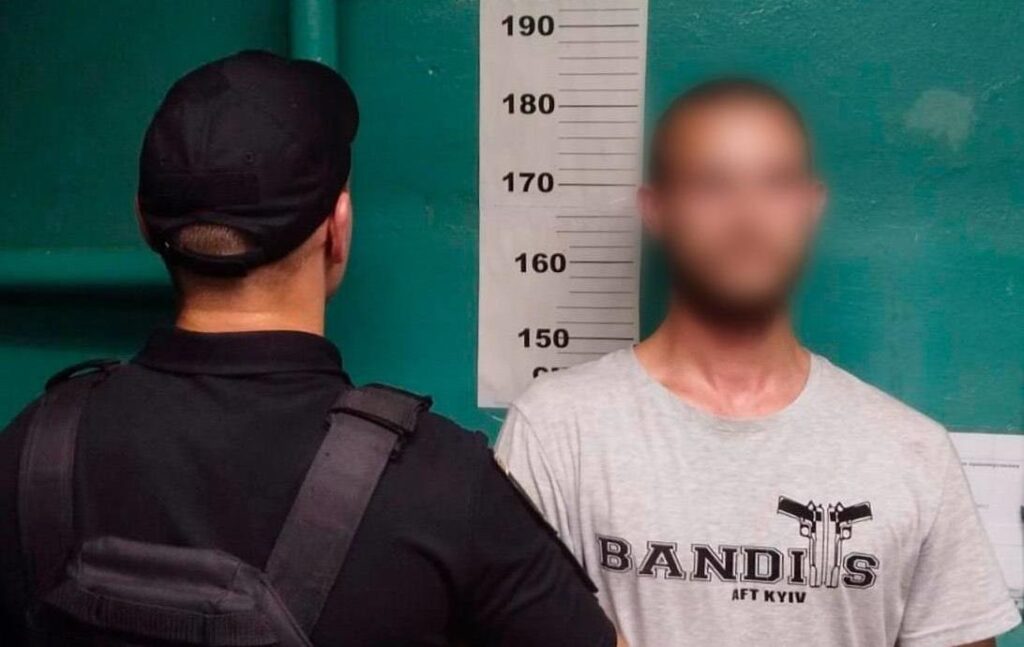 Новини Києва - У Києві чоловік п’яним на спір катався між вагонами метро